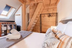 a bedroom with a bed and a wooden wall at Triplex aiguille du midi in Chamonix