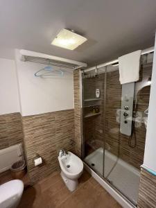 La salle de bains est pourvue d'une douche, de toilettes et d'un lavabo. dans l'établissement Duba House Holiday Home, à Palerme