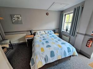 - une chambre avec un lit et une fenêtre dans l'établissement The White Hart, à Oxford