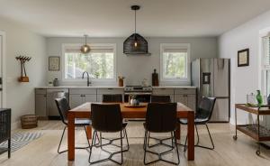 uma cozinha com uma mesa e cadeiras e um frigorífico em Perch Eagle House: Creek access + mountain views em Boiceville