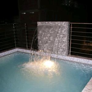 uma piscina com uma fonte de água em HOTEL AMERICANO em Jaén
