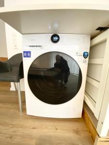 Eine Mikrowelle mit einem Mann, der darin sitzt. in der Unterkunft Modern One Bedroom + Bathroom Apartment, 10 min from Basel City in Grenzach-Wyhlen