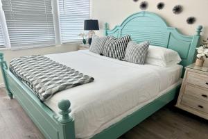 1 cama con cabecero azul en un dormitorio en CB-2445D - Located on the Sand- Casa De Los Suenos, en Carlsbad