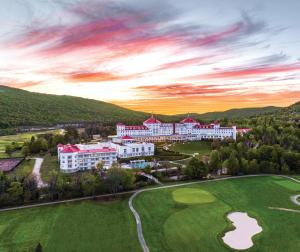 ブレトン・ウッズにあるOmni Mount Washington Resortのゴルフコース付きのリゾートの空中ビュー