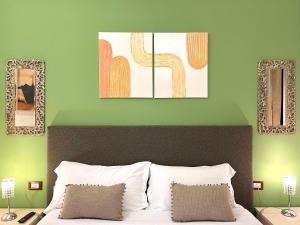 シラクーサにあるカーサ セレステのベッドルーム1室(ベッド1台付)が備わります。壁には絵画2点が飾られています。