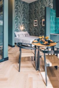 een eetkamer met een tafel en stoelen en een bed bij LVM Stays in Den Haag