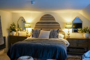 1 dormitorio con 1 cama grande con 2 vestidores y espejos en The Bluebell Country Inn, Crickhowell en Crickhowell
