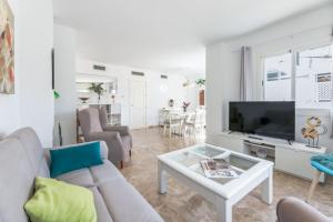 un soggiorno con divano e TV di Apartamento Puerto Banús IV a Marbella
