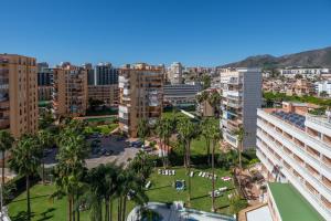 uma vista aérea de uma cidade com palmeiras e edifícios em Hotel Parasol by Dorobe em Torremolinos