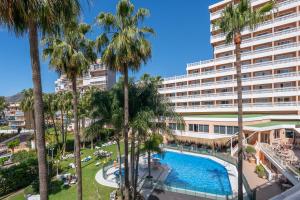 an aerial view of a hotel with palm trees and a swimming pool at Hotel Parasol by Dorobe in Torremolinos