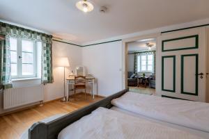 Fotografie z fotogalerie ubytování Wald Apartments bei Schlossgaststätte Hohenberg - Seeshaupt, südlicher Stanberger See, kostenfrei Parken, Ladestation für Auto und Fahrad, WLAN, Natur pur v destinaci Seeshaupt