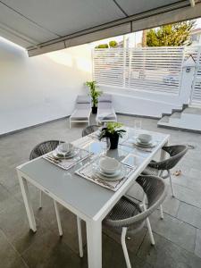 a white table and chairs in a room at Casa céntrica a estrenar in Adeje