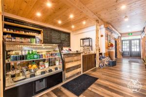Lounge nebo bar v ubytování Le1613 - Bord de l'eau - Les chalets dans le nord
