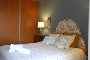 łóżko z dwoma składanymi ręcznikami na górze w obiekcie Les Chambres de Fanny w mieście Cabrières-dʼAigues