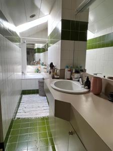 a bathroom with a sink and a tub and a mirror at Appartement Versailles 5 mn à pied château et gare Versailles Rive Gauche Château in Versailles