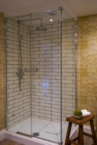 baño con cabina de ducha con puerta de cristal en The Bluebell Country Inn, Crickhowell, en Crickhowell