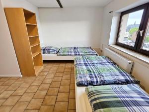 2 camas en una habitación con ventana en Work & Stay Apartments in Leverkusen en Leverkusen