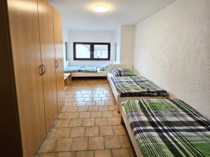 una habitación con 3 camas y una habitación con aumbledore en Work & Stay Apartments in Leverkusen en Leverkusen