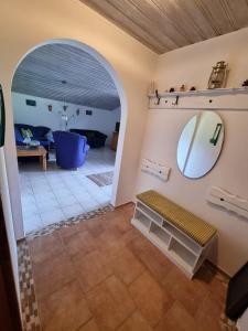 een kamer met een badkamer met een spiegel en een bank bij Bei Schneider's in Ruhpolding