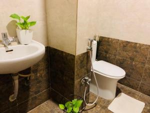 Hotel MN Grand Shamshabad Airport Zone Hyderabad的一间浴室