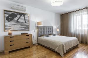 מיטה או מיטות בחדר ב-MyPlaceLisbon - Luxury Castle Apartment