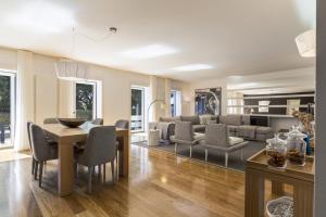 リスボンにあるMyPlaceLisbon - Luxury Castle Apartmentのリビングルーム(ソファ、テーブル、椅子付)