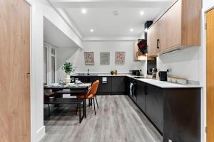 Kitchen o kitchenette sa Lovely Penthouse in Worthing - Sleeps 6