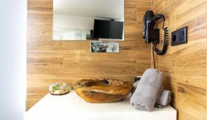 a room with a phone on a wooden wall at Ilustre Rooms by Beehive Vacances in Málaga