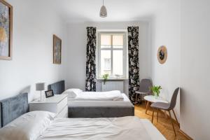 - une chambre avec 2 lits et une fenêtre dans l'établissement Hostel Zakatek ulica Legionow, à Bielsko-Biała