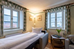 Giường trong phòng chung tại Wald Apartments bei Schlossgaststätte Hohenberg - Seeshaupt, südlicher Stanberger See, kostenfrei Parken, Ladestation für Auto und Fahrad, WLAN, Natur pur