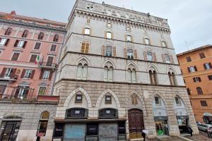 ローマにあるAlla Locanda Malandraの窓が多い高いレンガ造り