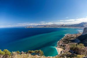 an aerial view of cape town and the ocean at Duba Holiday House in Palermo