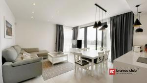 ein Wohnzimmer mit einem Sofa und einem Tisch in der Unterkunft Sea view 6 by Bravos Club in Finestrat