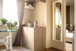 una stanza con specchio e cassettiera di Il Sanfilippo a Napoli