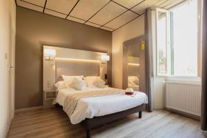Postel nebo postele na pokoji v ubytování Logis Hotel Restaurant Family & Spa