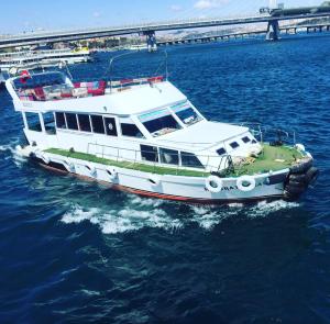 una barca in acqua con un ponte sullo sfondo di Kmtyachtstanbul a Istanbul