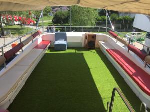 a field of grass on the inside of a boat at Kmtyachtstanbul in Istanbul