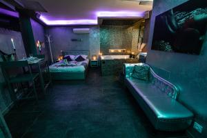 ナルボンヌにあるSuite Romantiqueのソファ、ベッド、バスルームが備わる客室です。