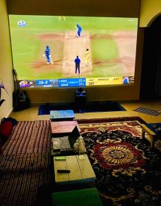 TV con un juego de béisbol en la pantalla en Rudra_HomeStay, en Varanasi