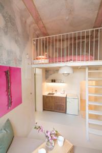 Mały pokój z łóżkiem piętrowym i kuchnią w obiekcie Tiny ROSE by Rose Garden Cesky Krumlov w Czeskim Krumlovie