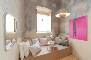 salon z kanapą i różowym obrazem w obiekcie Tiny ROSE by Rose Garden Cesky Krumlov w Czeskim Krumlovie