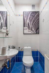 een badkamer met een toilet en een wastafel bij Hostel Zakatek ulica Legionow in Bielsko-Biala