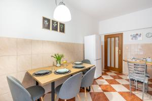 uma cozinha e sala de jantar com uma mesa de madeira e cadeiras em Hostel Zakatek ulica Legionow em Bielsko-Biala