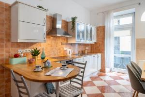 uma cozinha com uma mesa de madeira e cadeiras num quarto em Hostel Zakatek ulica Legionow em Bielsko-Biala