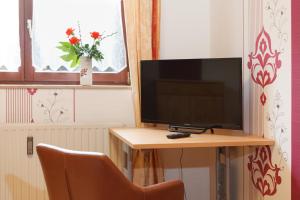 a television sitting on top of a wooden table at Apartment Babenhausen in Babenhausen
