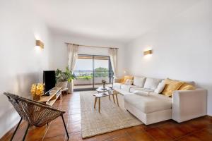 een woonkamer met een witte bank en een tv bij Spacious Apartment with Sea View in Lagos