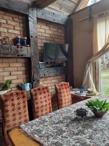 Telewizja i/lub zestaw kina domowego w obiekcie Ptasia Osada