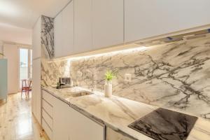 een keuken met marmeren aanrechtbladen en een wastafel bij D&S - JB Apartments in Porto