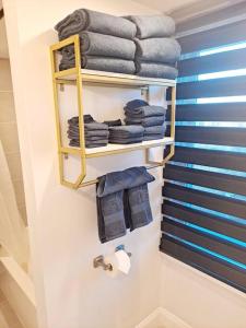 uma casa de banho com um toalheiro com toalhas em Luxe On Walnut/King Bed/Off St.Parkin/30 days stay em Lancaster