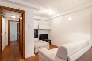 sala de estar con sofá y TV en [10 min. da Courmayeur] Elegante Appartamento, en Pré-Saint-Didier